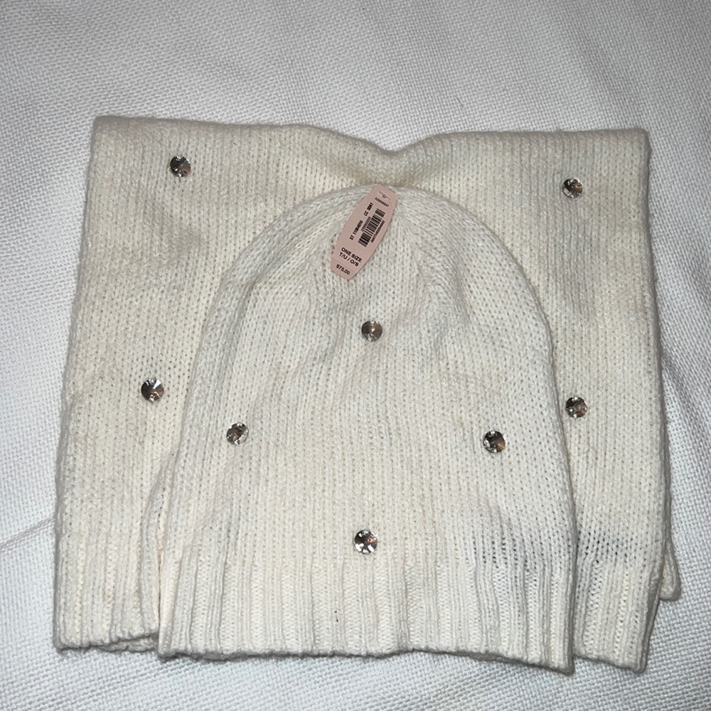NWT Victoria’s Secret Infinity Winter Scarf and Hat Set